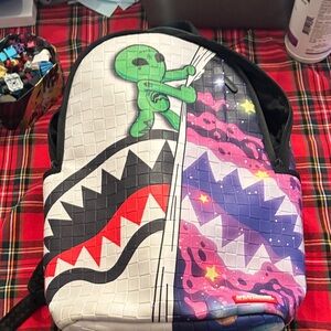 Sprayground Backpack the zipper is broke buy at your own risk if you can fix it